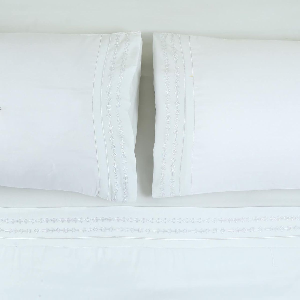 GENERICO - Juego de sabanas Super King 200 hilos Blanca Bordada