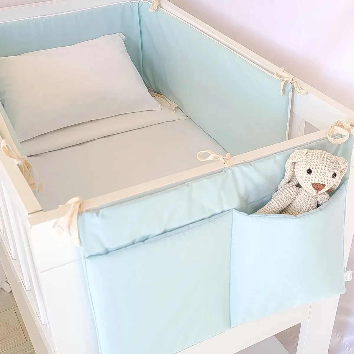 OLIVIA Y SAM - PROTECTOR CUNA BICOLOR AGUA