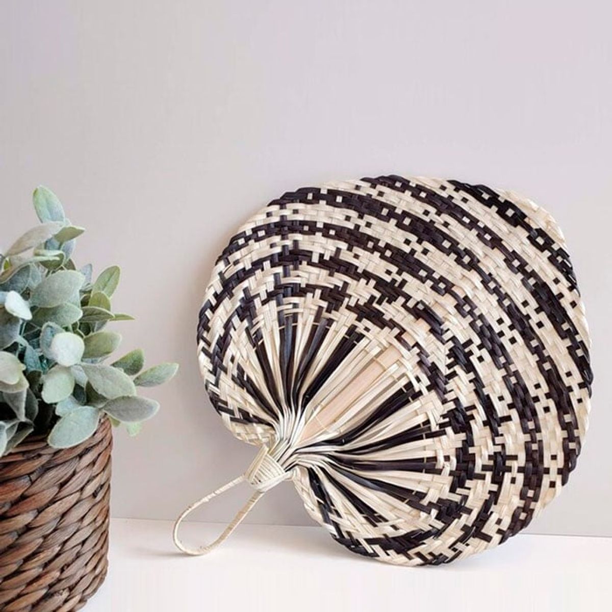 BRIC - Abanico Decorativo Blanco y Negro