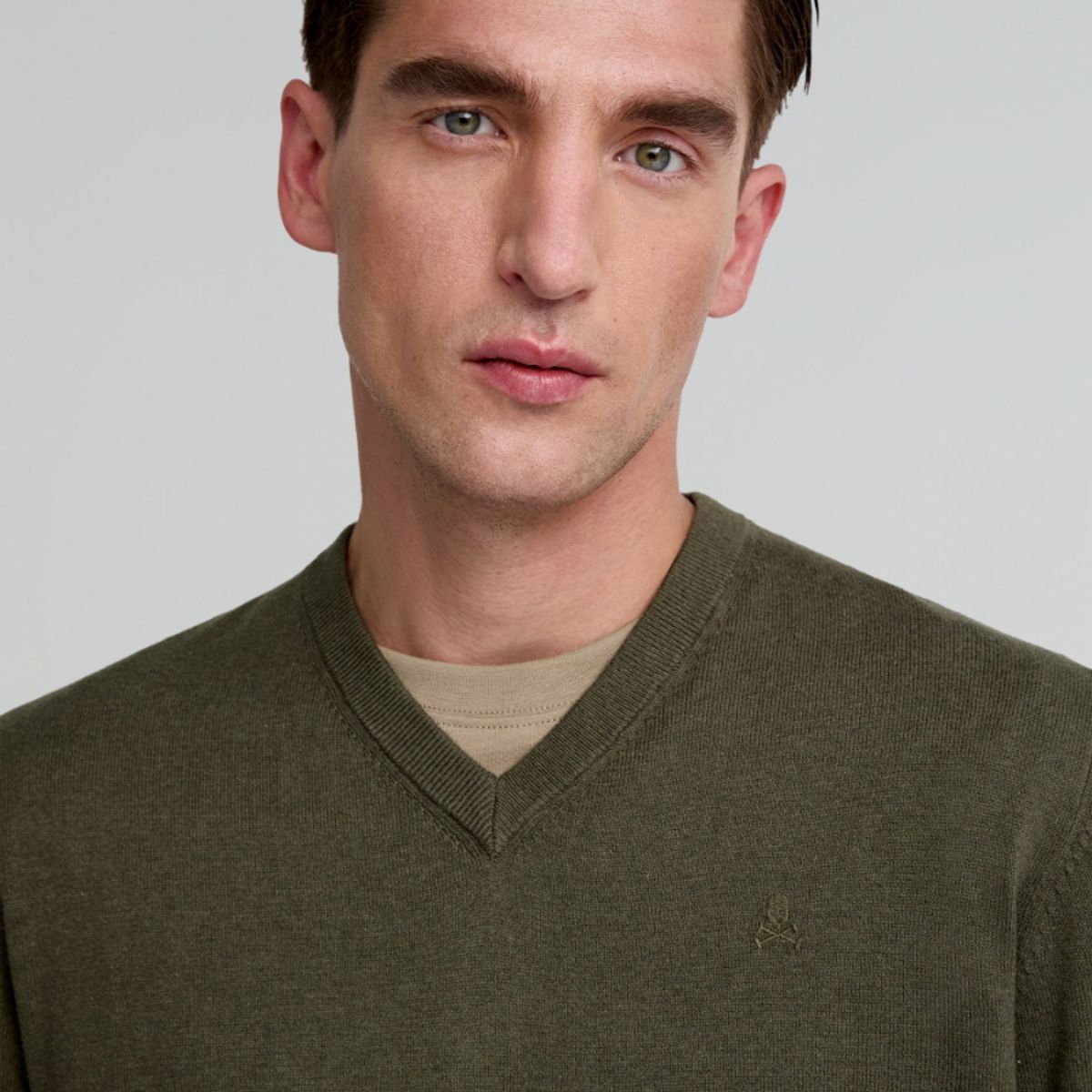 SCALPERS - Sweater Cuello En V Calavera Olive