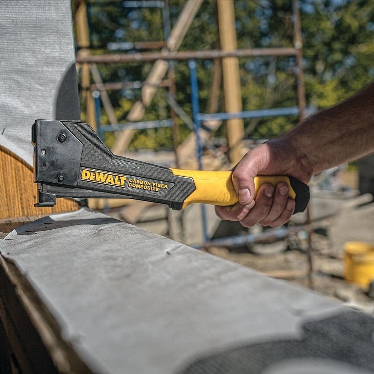 DEWALT - Engrapadora Fibra De Carbono 5/16 A 1/2 Dewalt Dwht75900