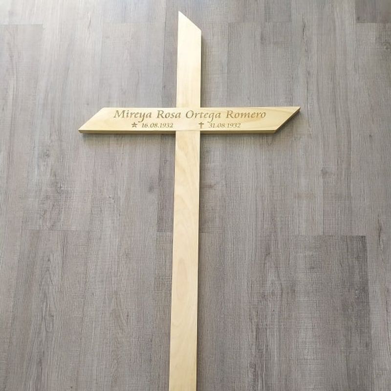 FUNERARIA CONCEPTO - Cruz de pino grabada 130x60 cm