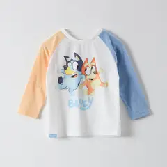 BLUEY - Polera Manga Larga Niño Jugando Blanco