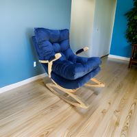 SILLA MECEDORA COQUETTE CON APOYA BRAZO AZUL MARINO FELPA.