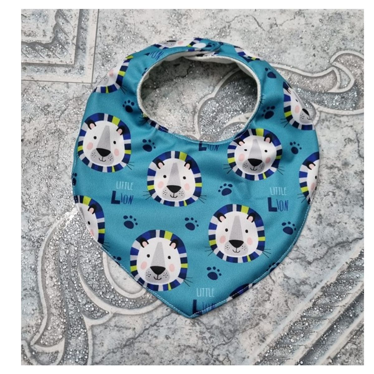 EL ESPACIO DE TOMMY - Babero impermeable diseño León