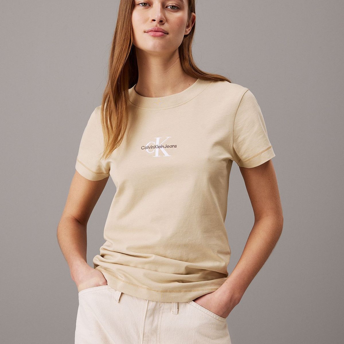 CALVIN KLEIN - Polera Monologo Slim Beige Calvin Klein