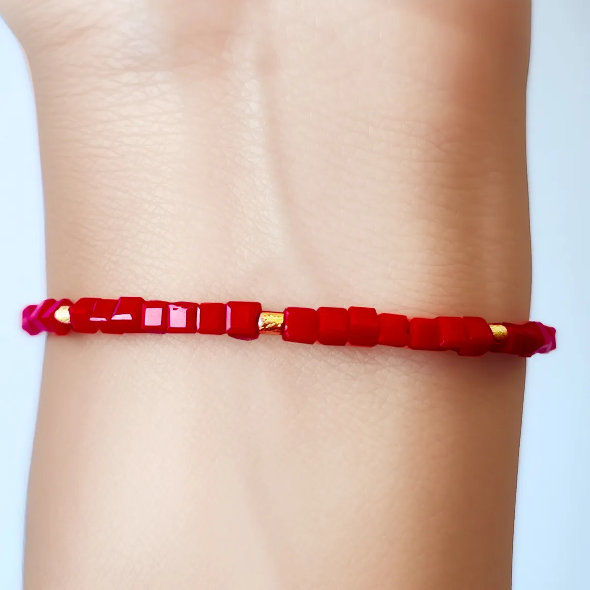 COGGIOLA - Pulsera Cubo Cristal Rojo Mostacilla Enchapado Oro 18K