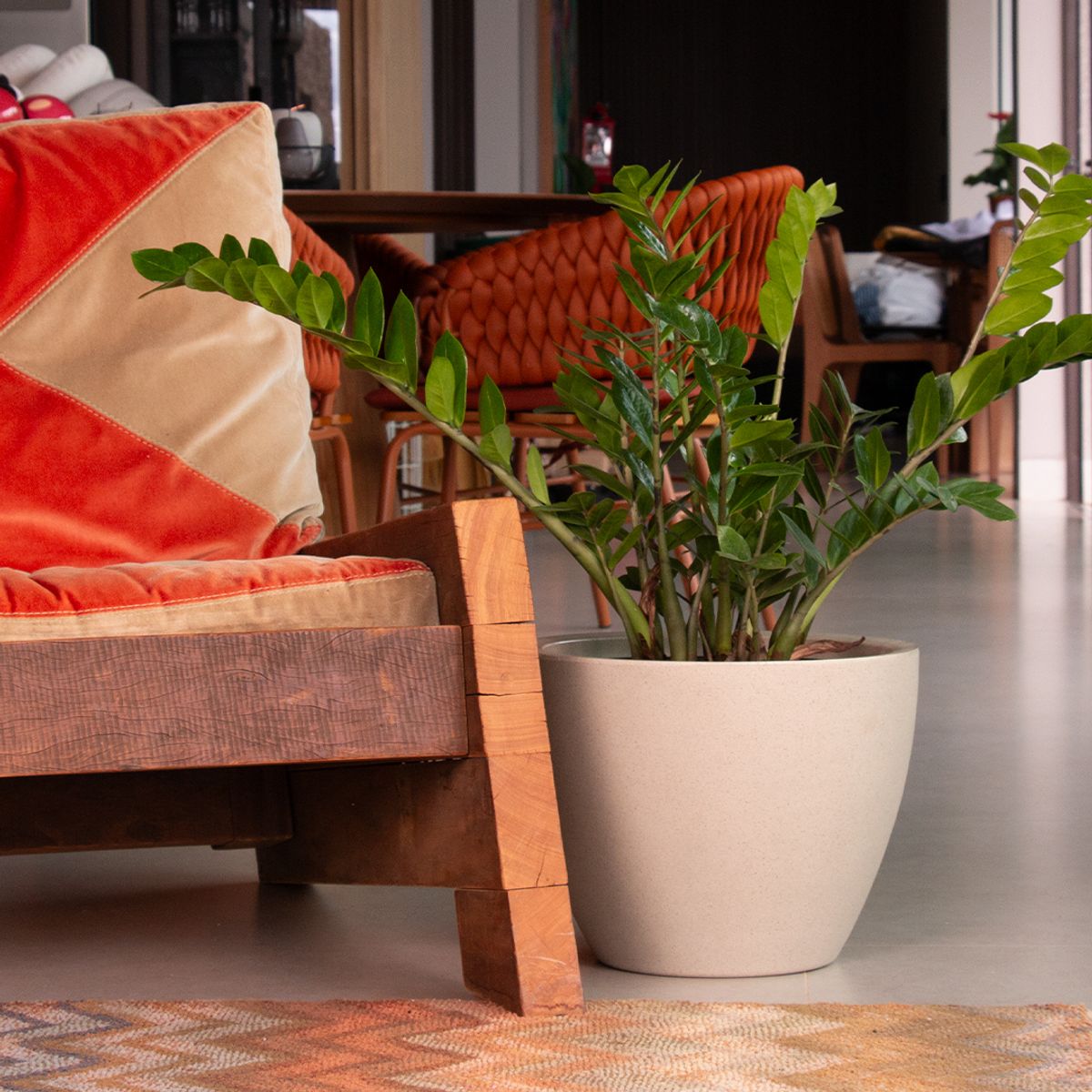 MILK - Macetero Cone Bajo 28 Arena Con Plato