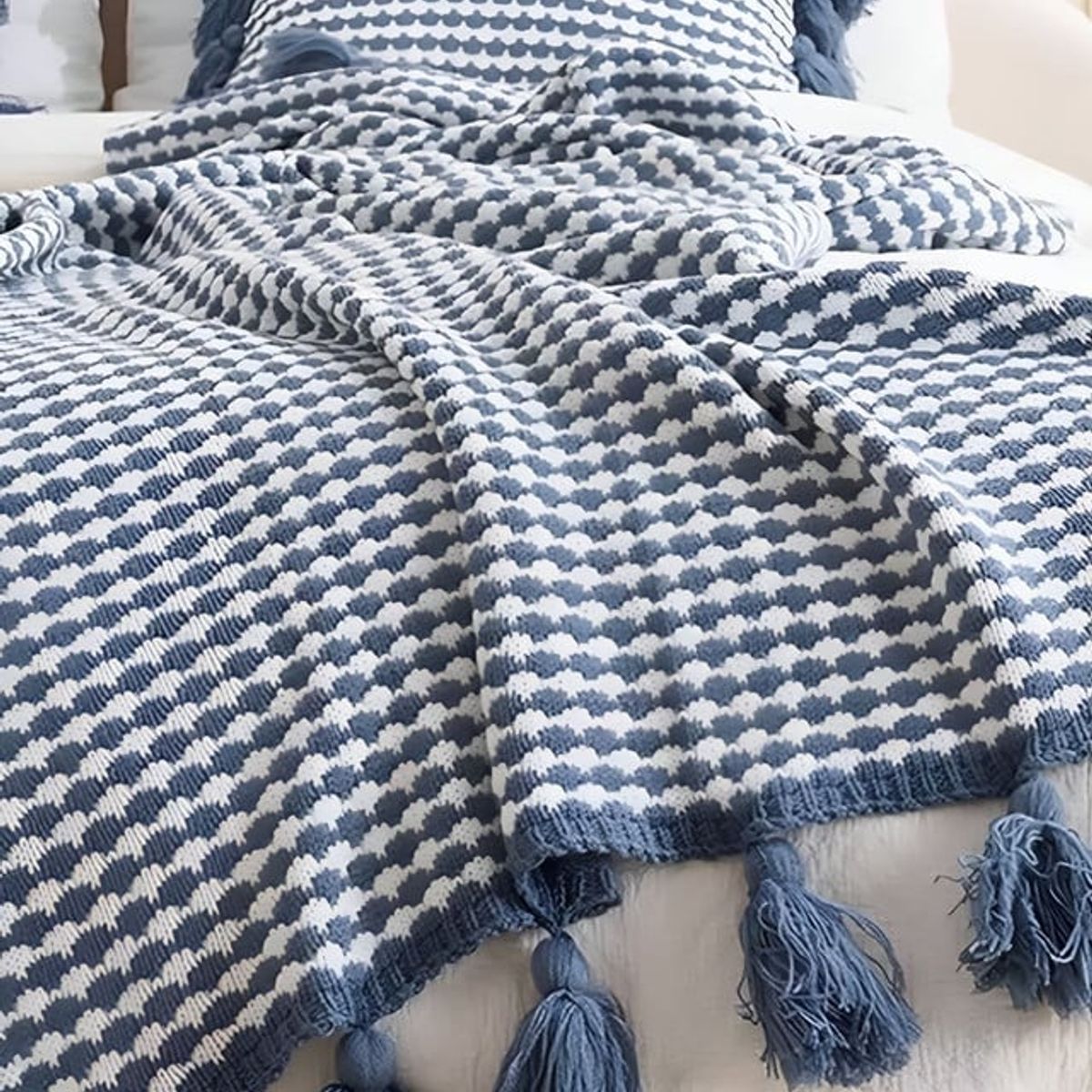 GENERICO - MANTA O PIECERA CON POMPONES