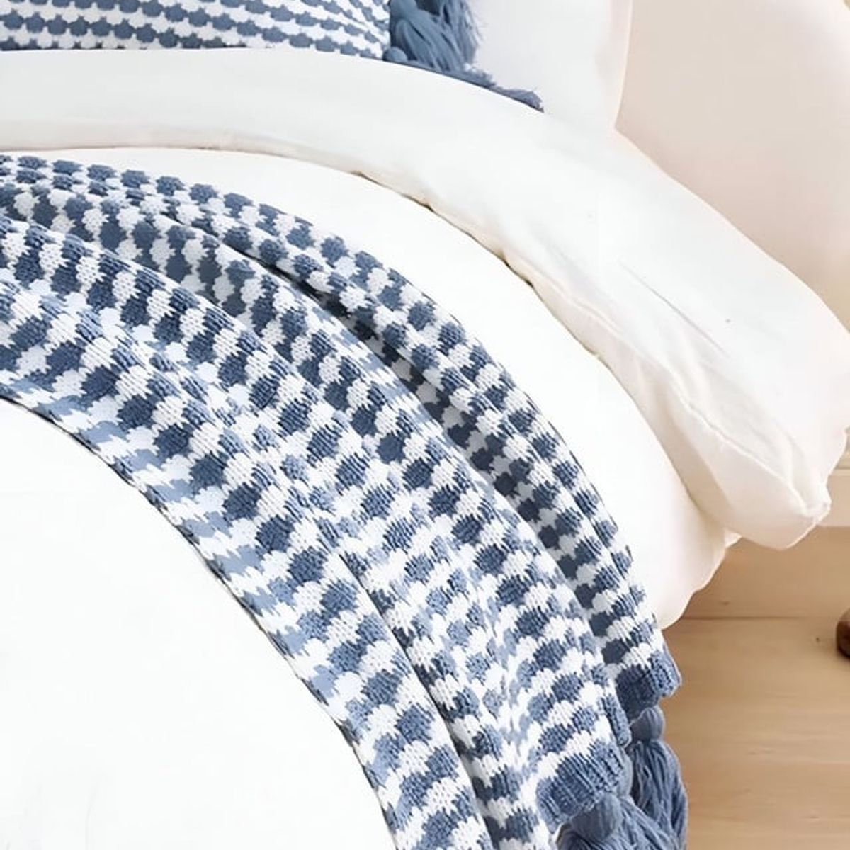 GENERICO - MANTA O PIECERA CON POMPONES