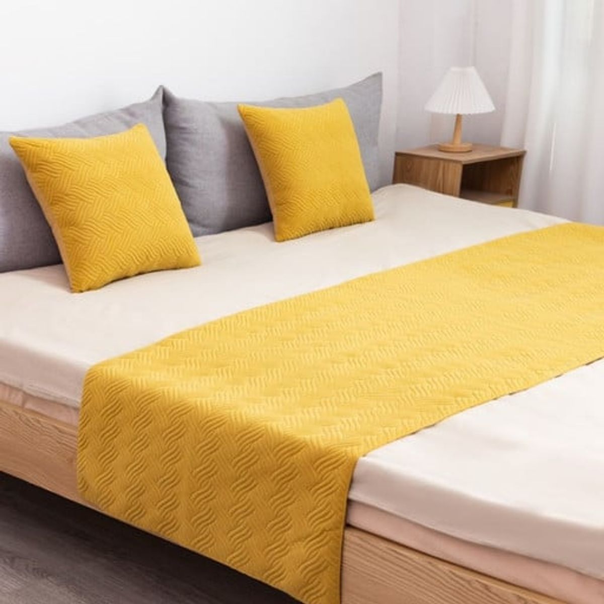 GENERICO - JUEGO DE PIECERA DE CAMA CON 2 FUNDAS MODELO PLUSH AMARILLO