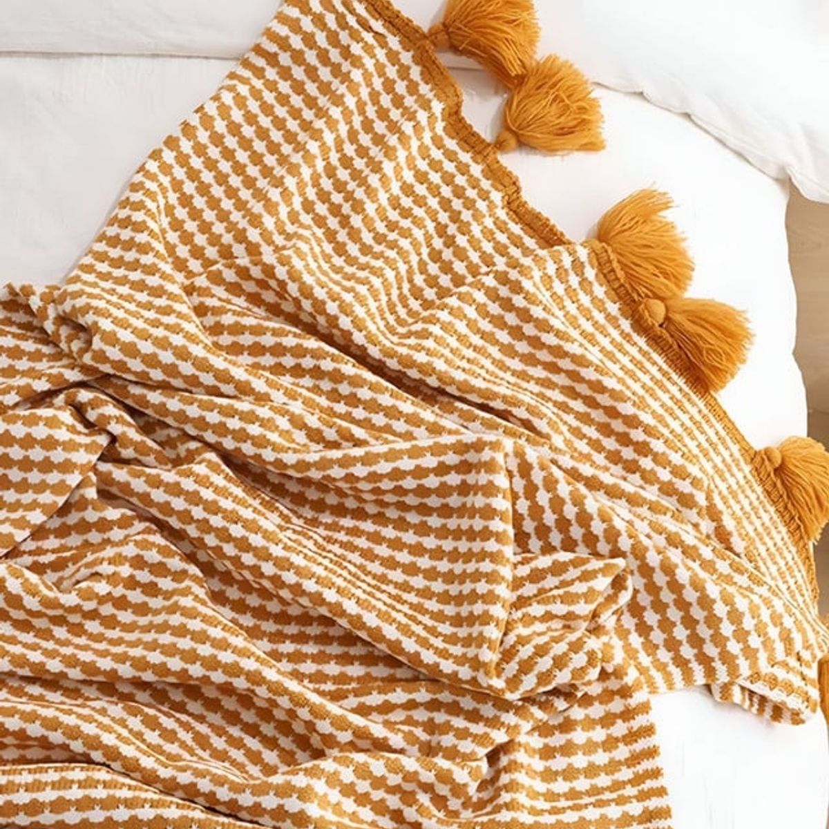 GENERICO - MANTA O PIECERA CON POMPONES