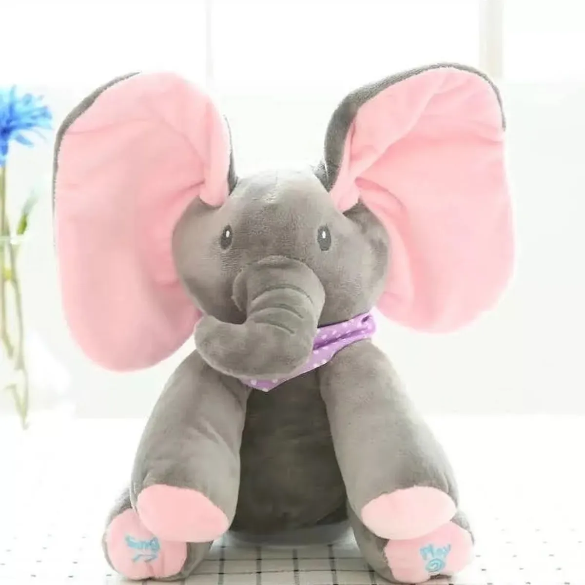 GENERICO - Elefante musical mueve las orejas mira un libro canta toca