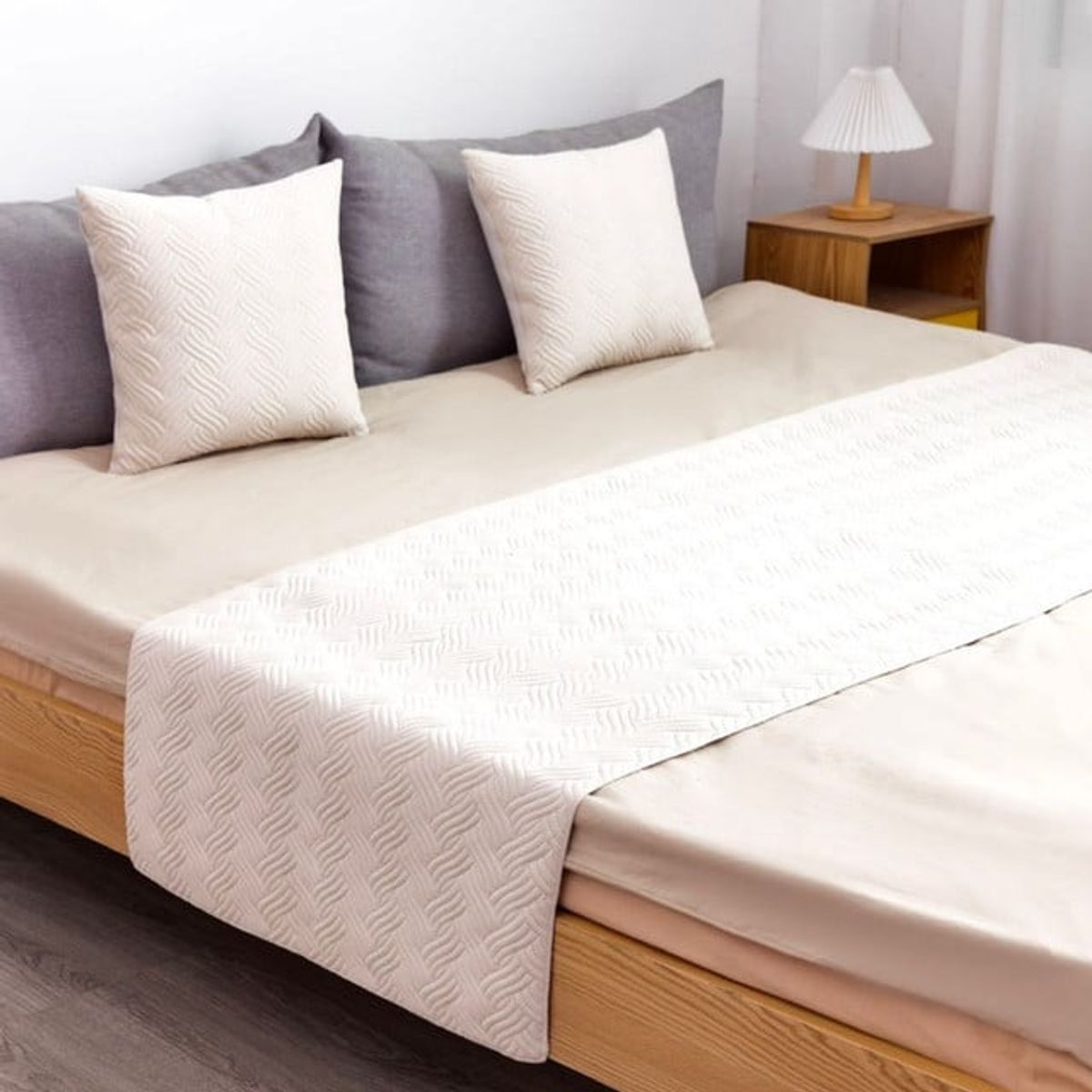 GENERICO - JUEGO DE PIECERA DE CAMA CON 2 FUNDAS MODELO PLUSH BLANCO