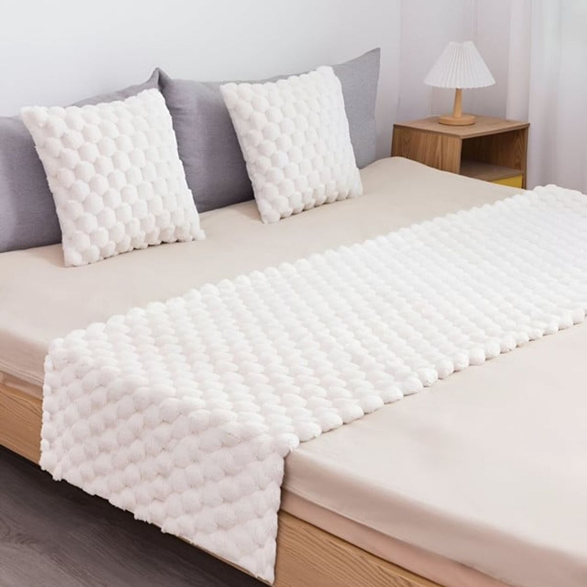 GENERICO - JUEGO DE PIECERA DE CAMA MAS 2 COJIN CON FUNDAS MODELO PERLA  BLANCO