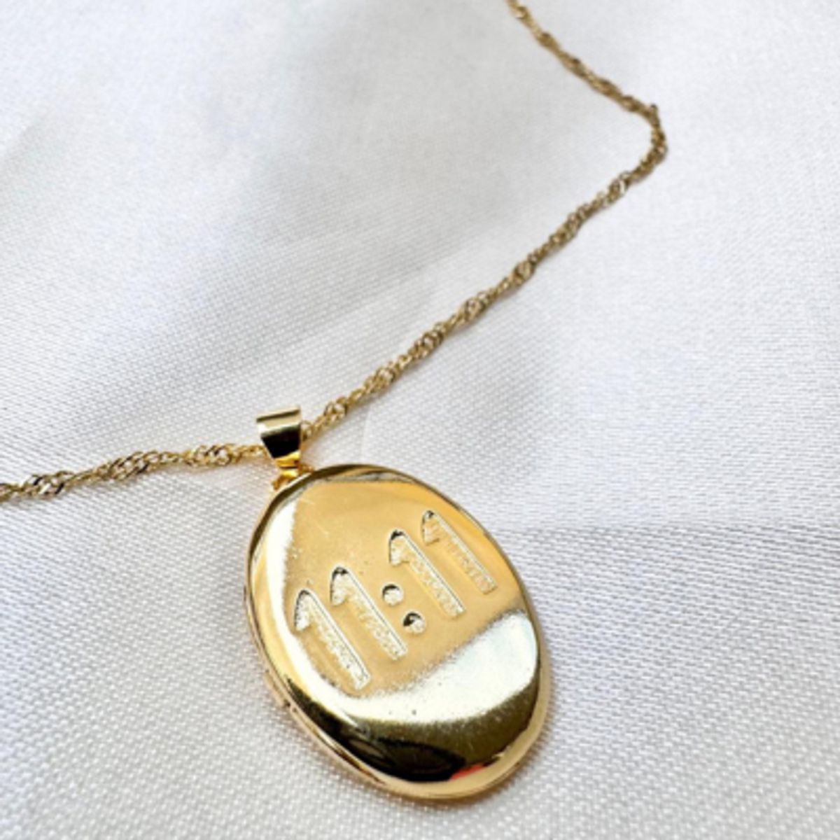 GENERICO - Collar Relicario Mágico 11:11 - Baño de Oro  Amuleto de Deseos