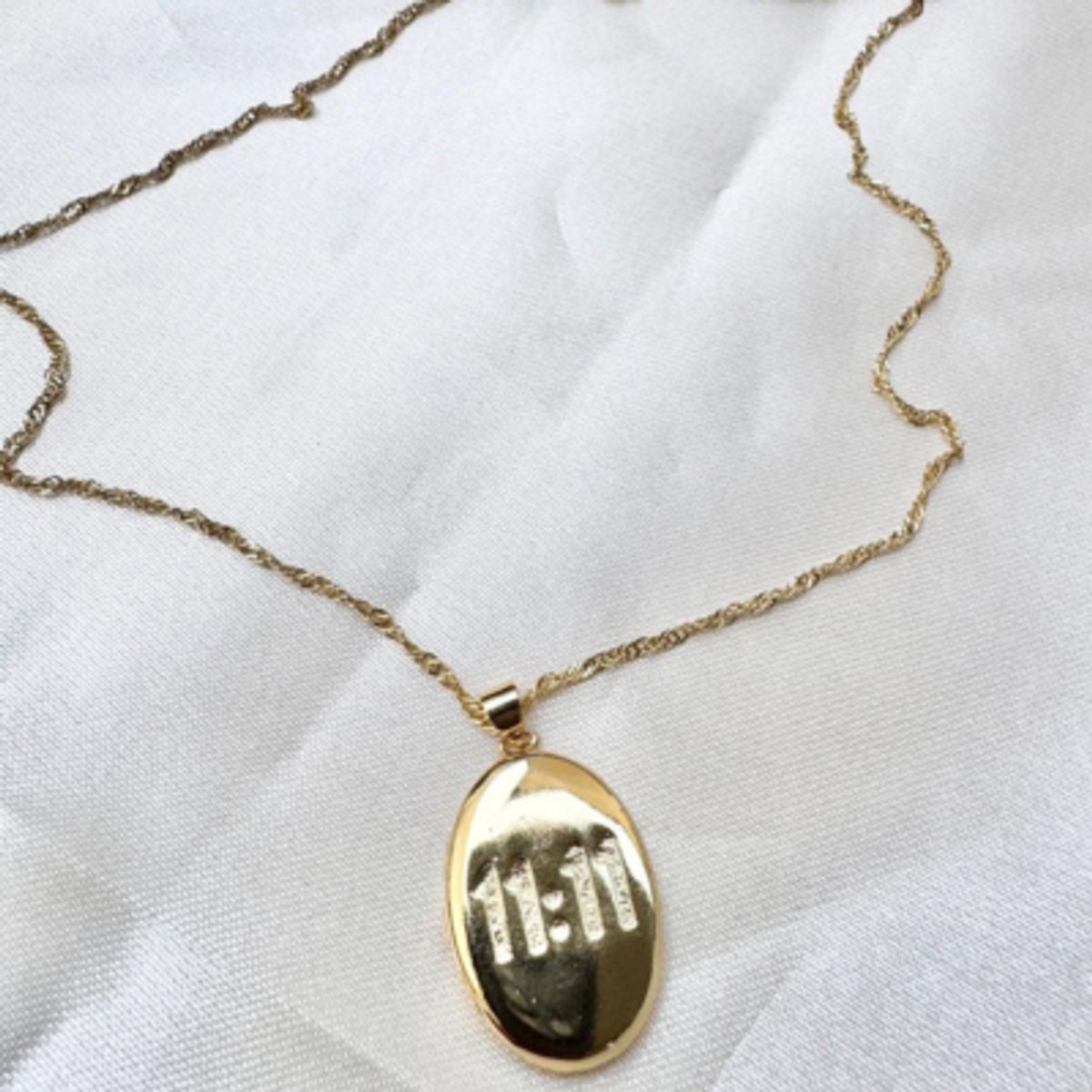 GENERICO - Collar Relicario Mágico 11:11 - Baño de Oro  Amuleto de Deseos