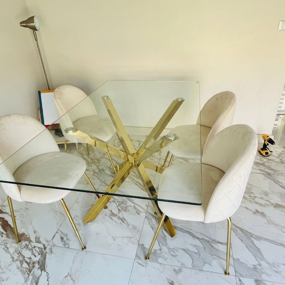 GENERICO - JUEGO COMEDOR 130X80 + 4 SILLAS LUXURY GOLD FELPA