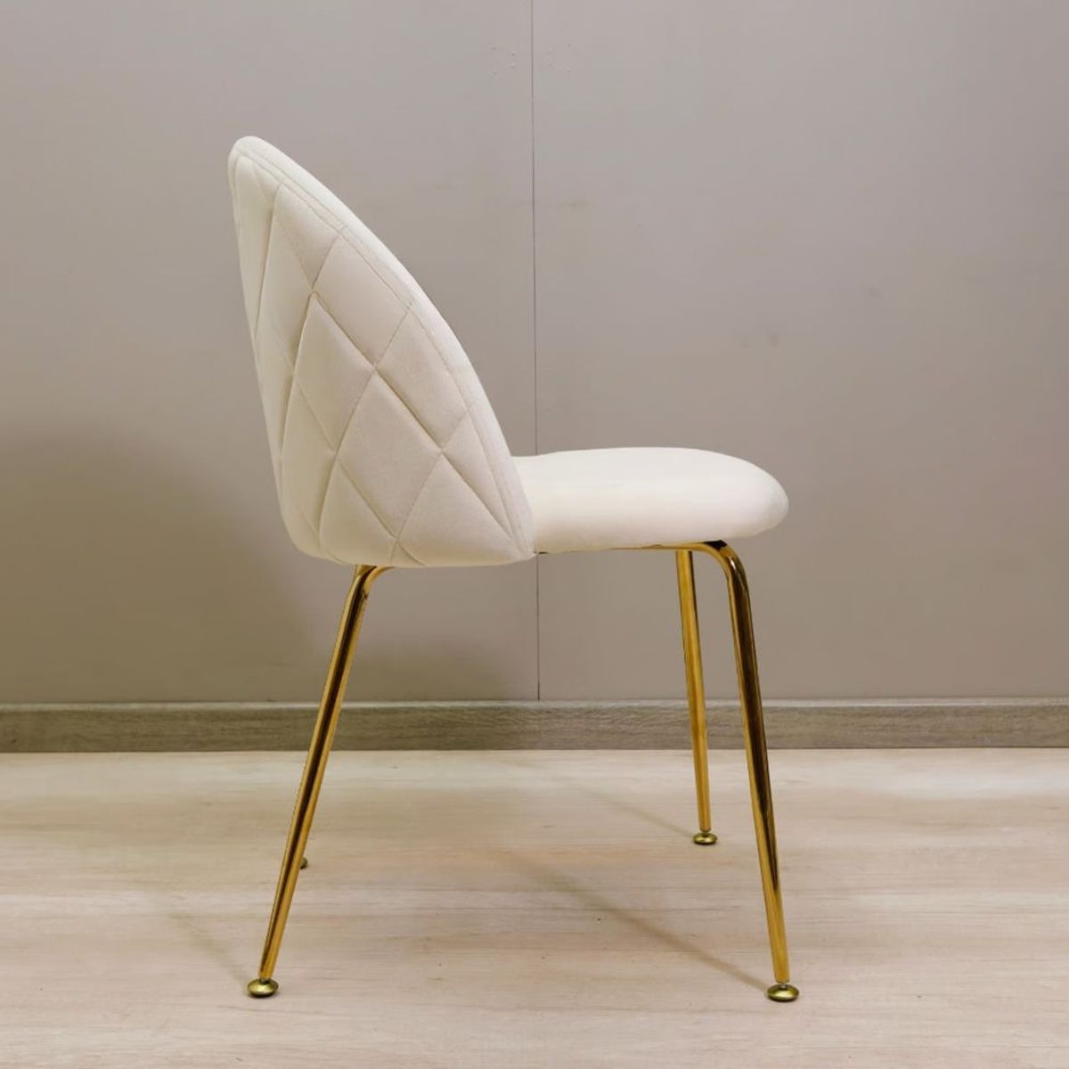 GENERICO - JUEGO COMEDOR 130X80 + 4 SILLAS LUXURY GOLD FELPA