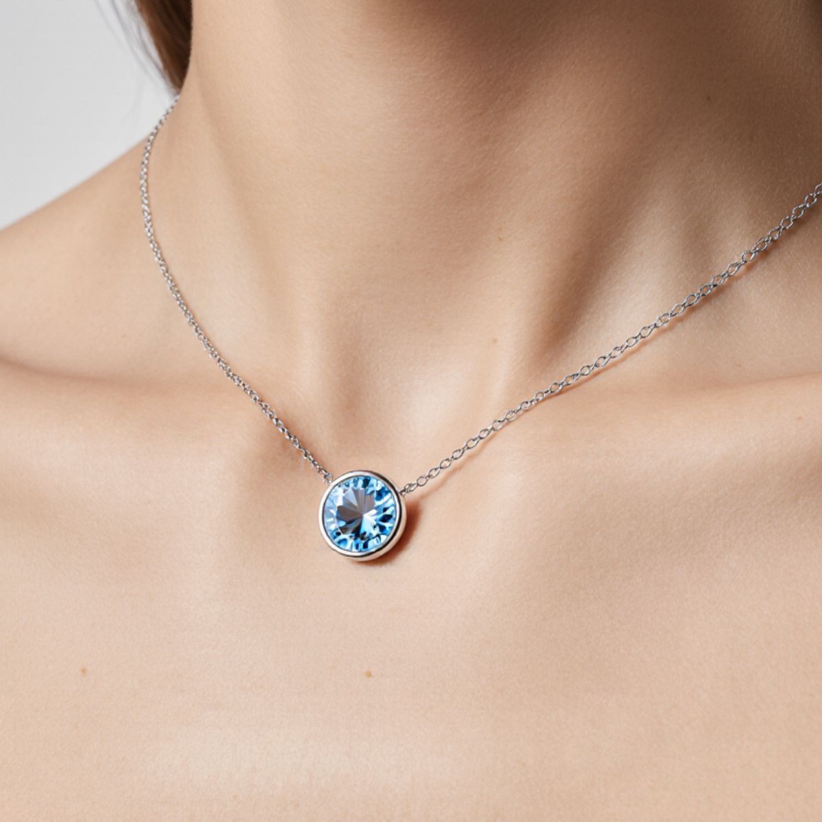 BLOOM CRYSTAL - Collar Bella con cristal zafiro claro de 11mm bañado en rodio