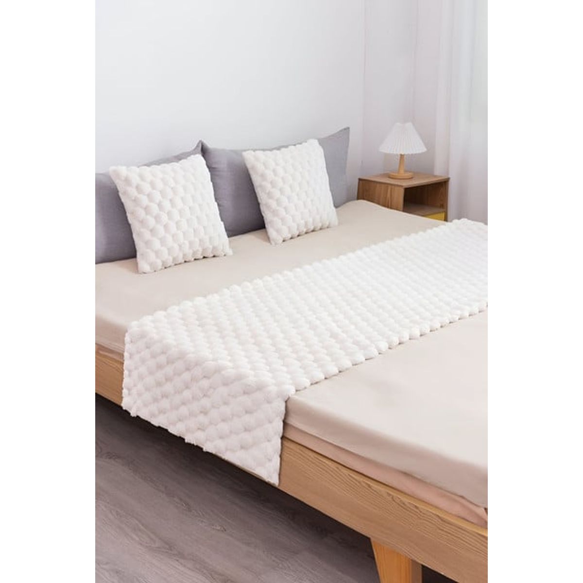 GENERICO - JUEGO DE PIECERA DE CAMA MAS 2 COJIN CON FUNDAS MODELO PERLA  BLANCO
