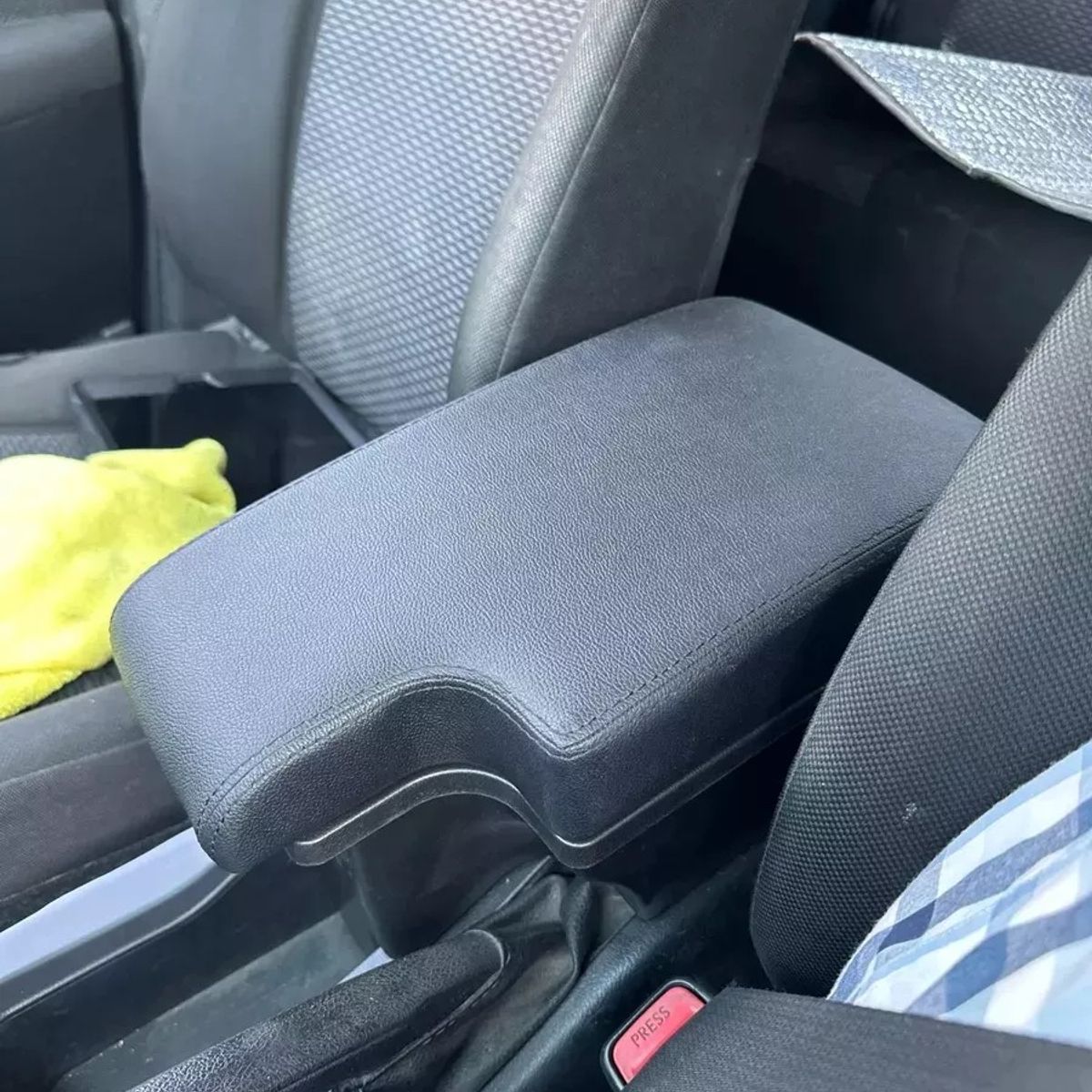 MUNDO MAGIA - Consola Apoyabrazos Toyota Hilux 2016-2024