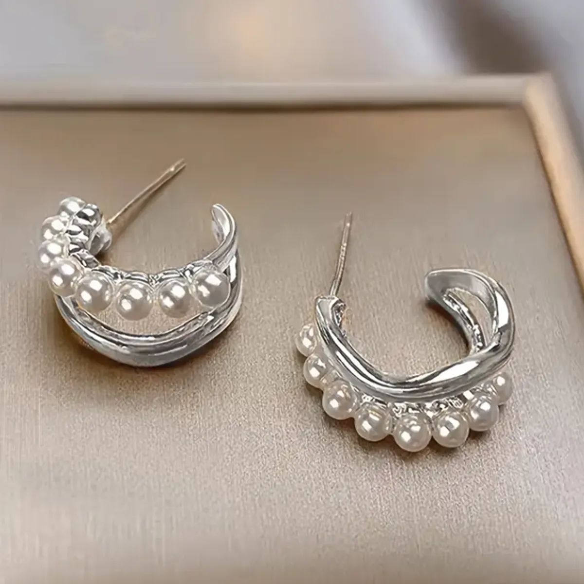 GENERICO - Aretes Doble Aro con Perlas  Diseño Contemporáneo