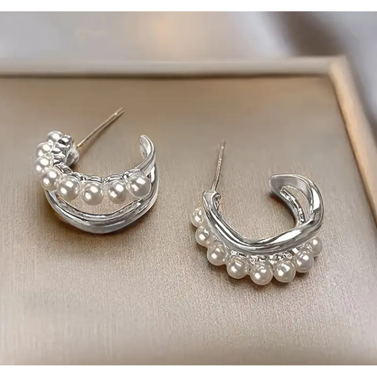 GENERICO - Aretes Doble Aro con Perlas  Diseño Contemporáneo