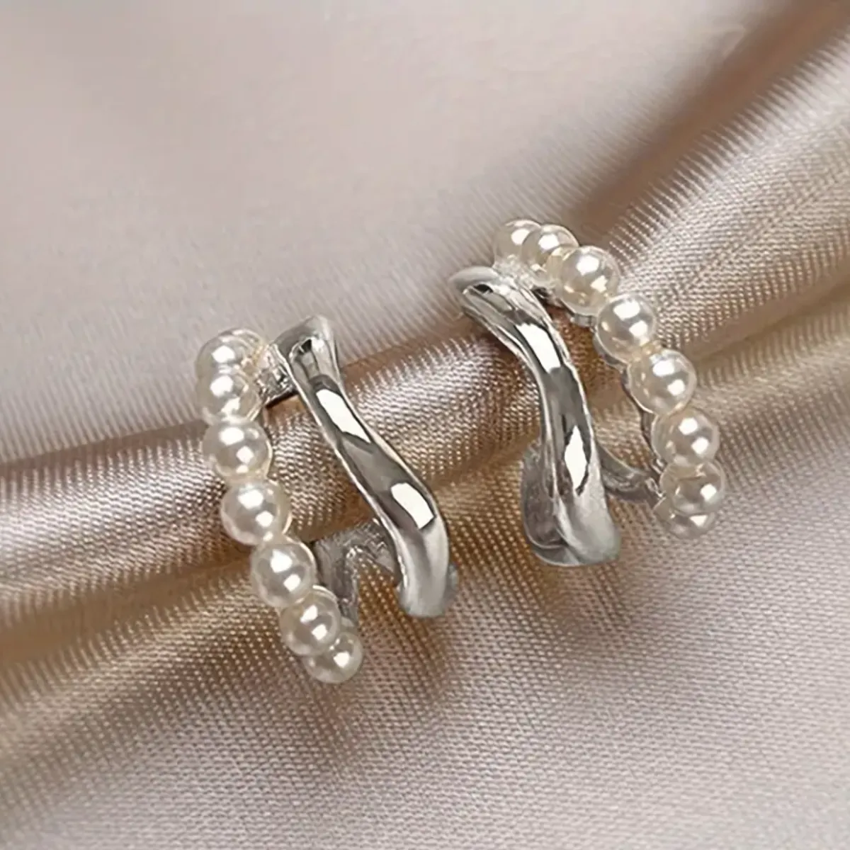 GENERICO - Aretes Doble Aro con Perlas  Diseño Contemporáneo