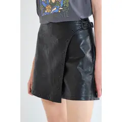 IO - Short Liso Negro Con Hebillas