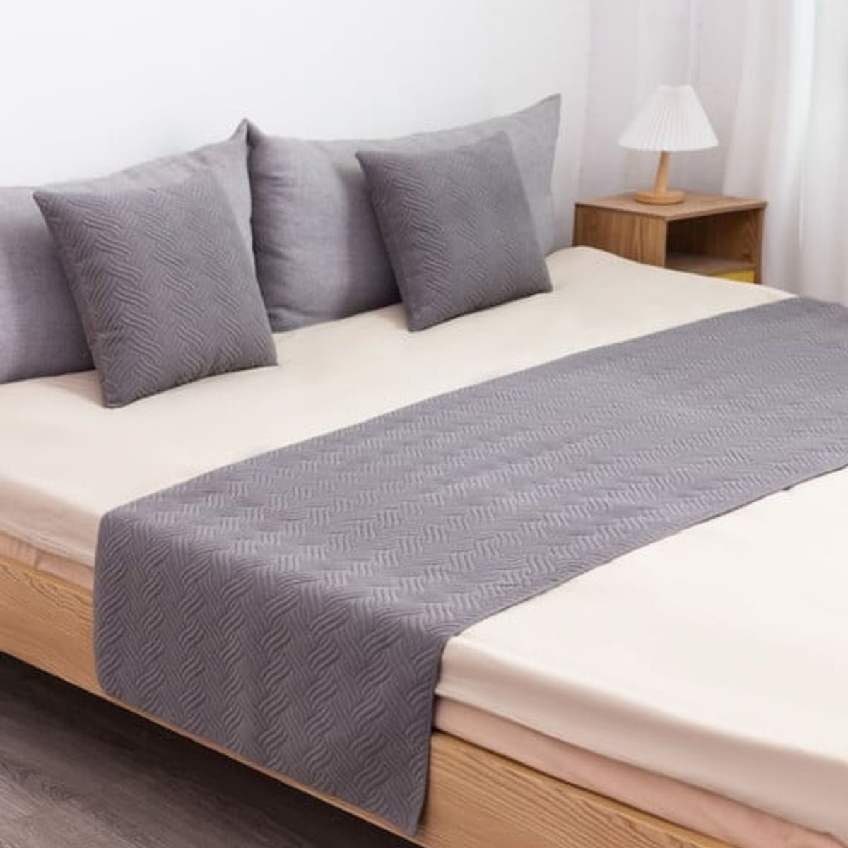 GENERICO - JUEGO DE PIECERA DE CAMA CON 2 FUNDAS MODELO PLUSH GRIS