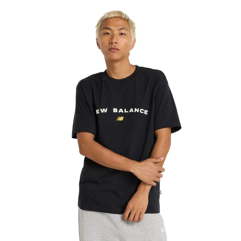 NEW BALANCE - Polera Lifestyle Hombre New Balance Reimagined Graphic Negra