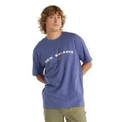 NEW BALANCE - Polera Lifestyle Hombre Reimagined Graphic Azul