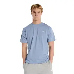 NEW BALANCE - Polera Lifestyle Hombre Sport Essentials Celeste