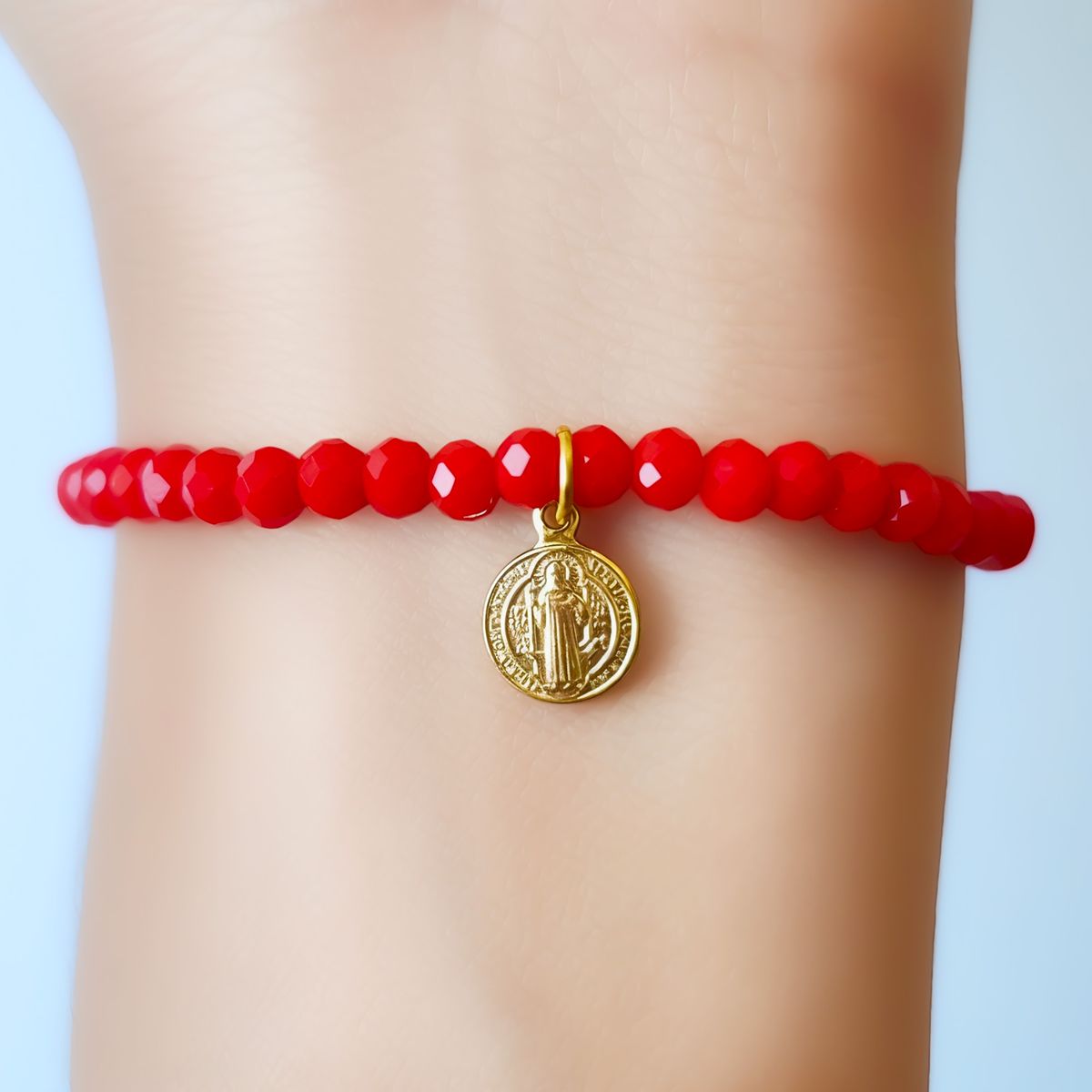 COGGIOLA - Pulsera San Benito Cristal Rojo Enchapado Oro 18K