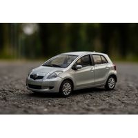 Auto Toyota Yaris S Escala 1:43 -