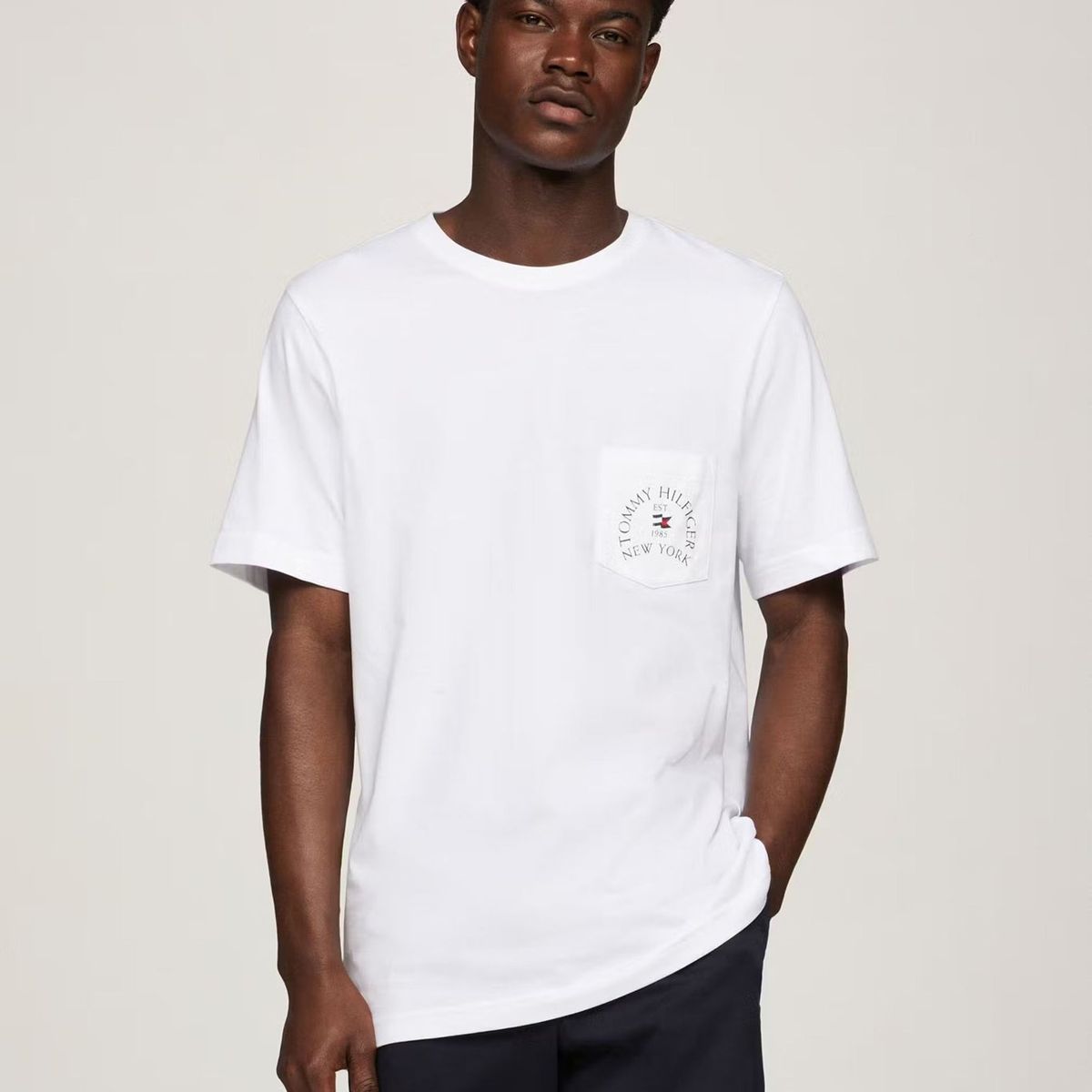 TOMMY HILFIGER - Polera Con Bolsillo Logo Arqueado Blanco Tommy Hilfiger