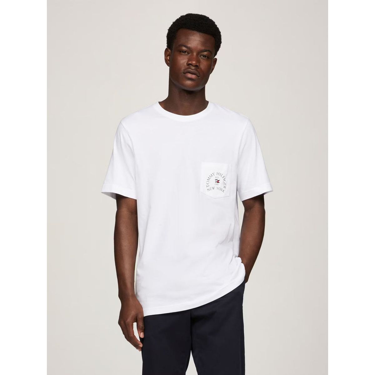 TOMMY HILFIGER - Polera Con Bolsillo Logo Arqueado Blanco Tommy Hilfiger