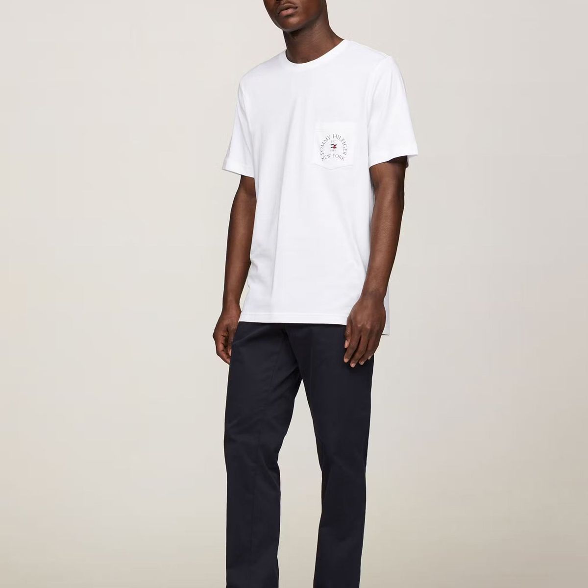 TOMMY HILFIGER - Polera Con Bolsillo Logo Arqueado Blanco Tommy Hilfiger