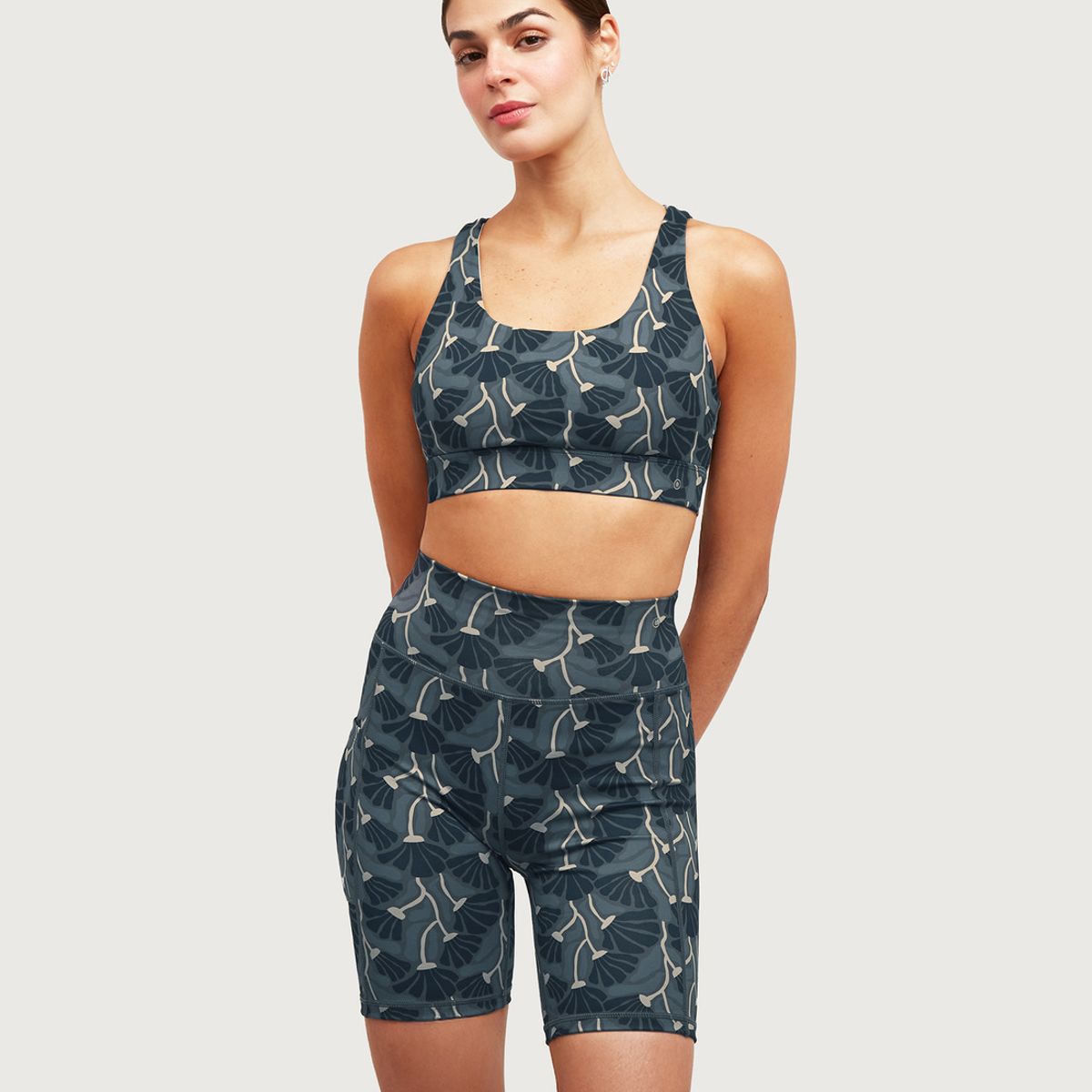 LOUNGE - Short Deportivo Biker Flores Gris LOUNGE