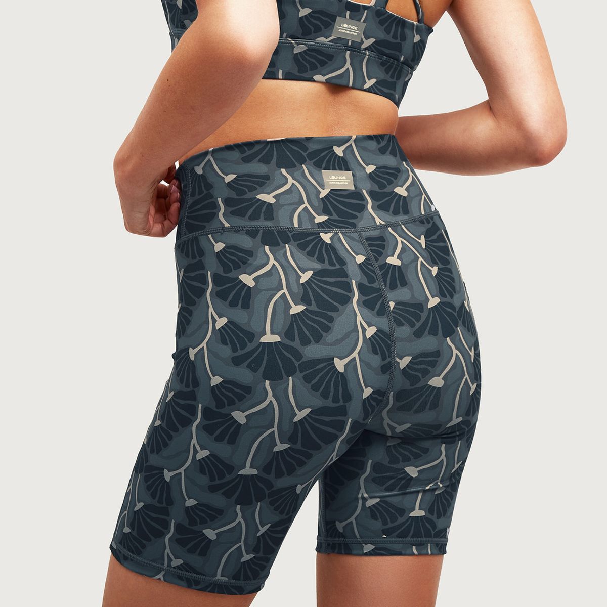 LOUNGE - Short Deportivo Biker Flores Gris LOUNGE