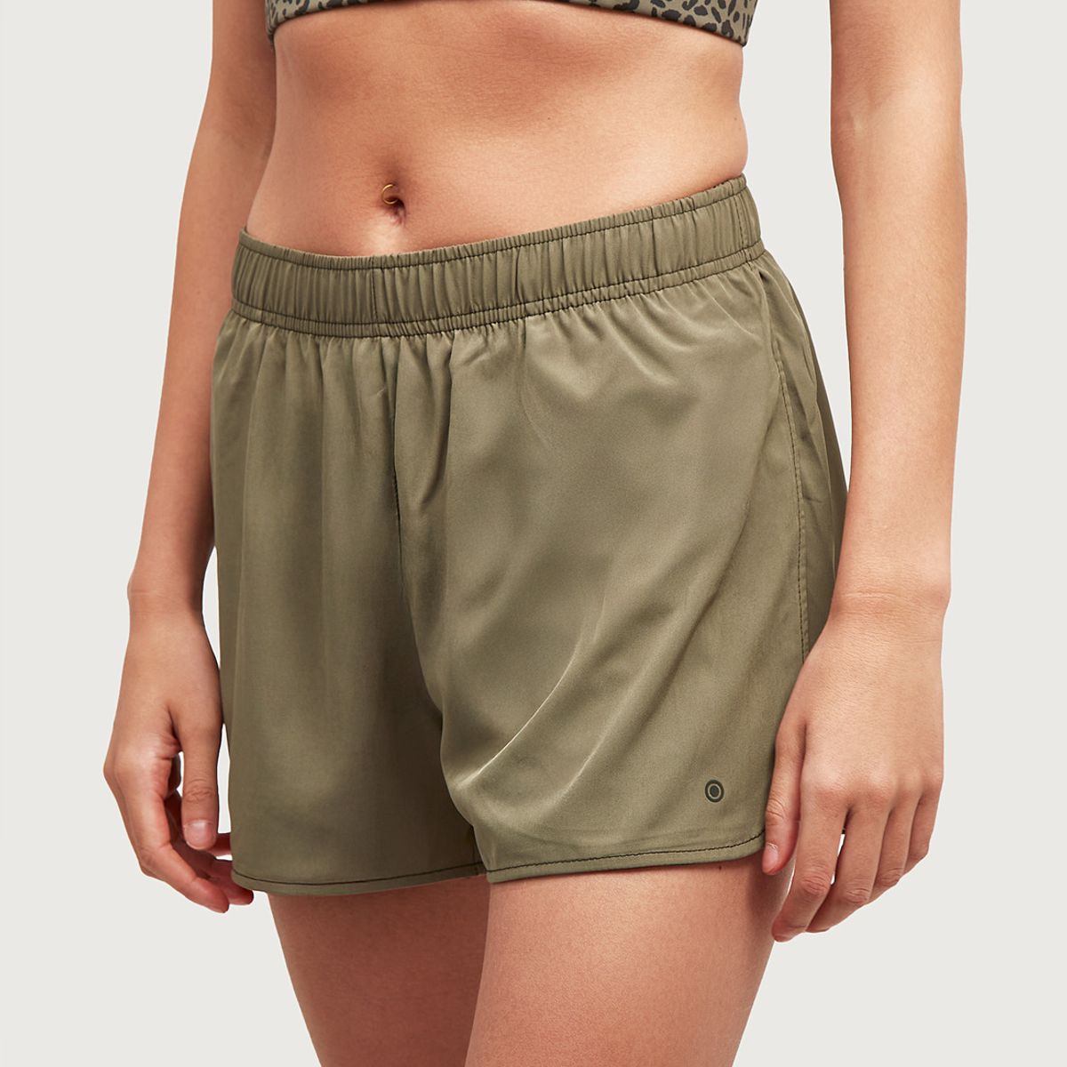 LOUNGE - Short Deportivo Unicolor Verde LOUNGE