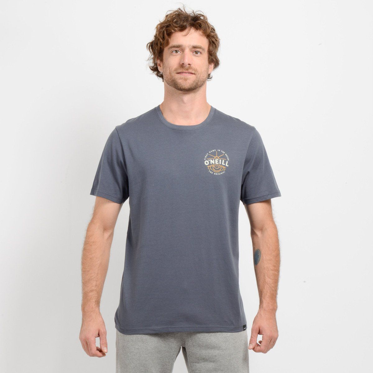 O'NEILL - POLERA MANGA CORTA EMBOSSED GRIS OSCURO