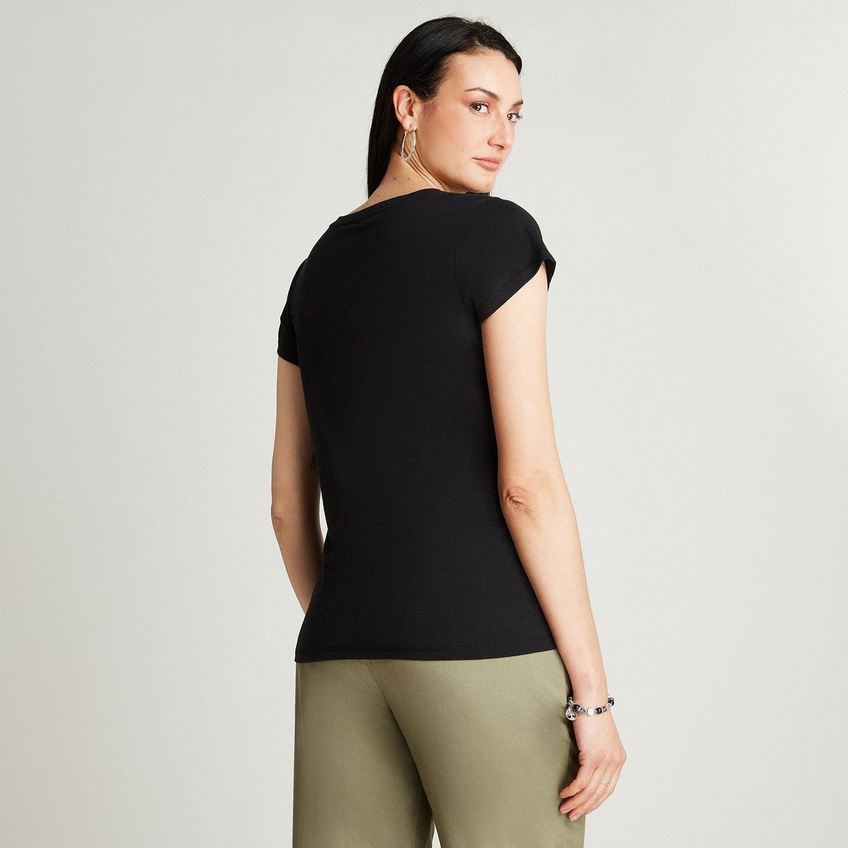 CURVI - Polera Negro Manga Corta Estampado Cuello V