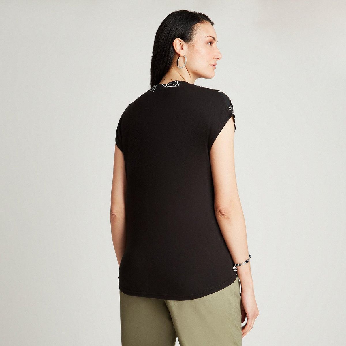 CURVI - Polera Negro Manga Corta Estampado Frontal Cuello Mao