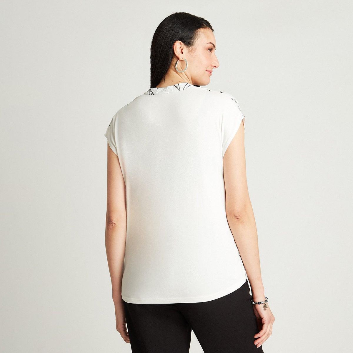 CURVI - Polera Crudo Manga Corta Estampado Cuello Mao