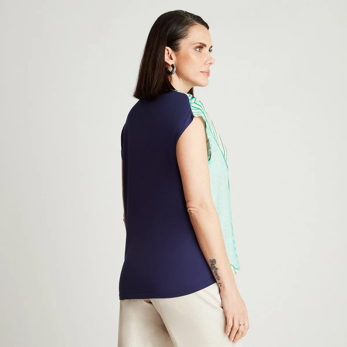 CURVI - Polera Verde Manga Corta Estampado Frontal