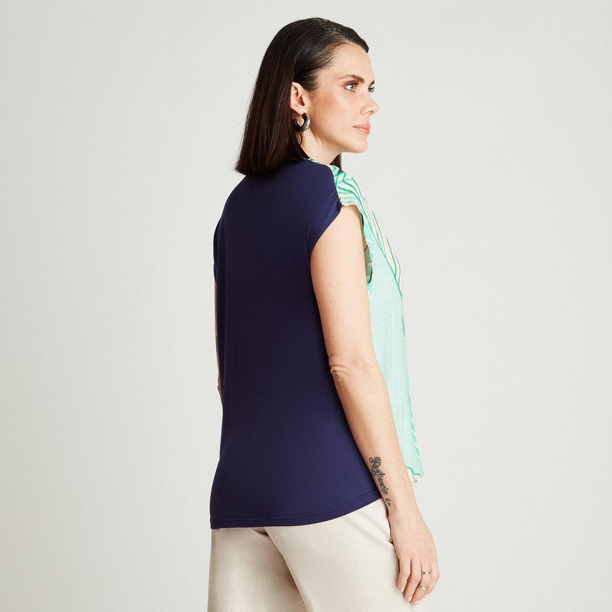 CURVI - Polera Verde Manga Corta Estampado Frontal