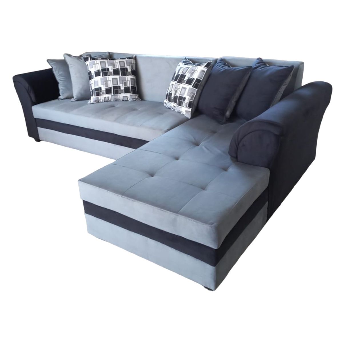 MUEBLERIA LATINA - ML SECCIONAL FELPA  MUSTANG GRANDE DERECHO GRIS OSCURO  BRAZO FELPA NEGRO