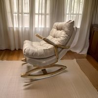 SILLA MECEDORA COQUETTE CON APOYA BRAZO BEIGE LINO.